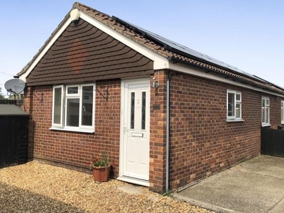 Detached bungalow to rent in Bath Road, Thatcham RG18