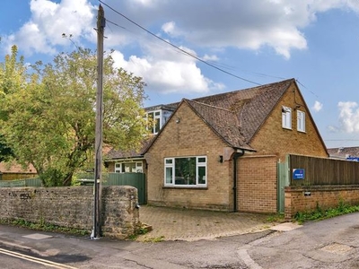 Detached bungalow to rent in Woodstock, Oxfordshire OX20