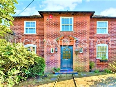 Detached house to rent in Church Road, Potters Bar EN6