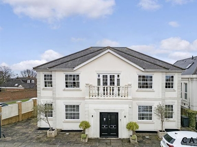 Detached house to rent in Manor Road, Chigwell IG7