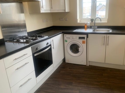 Flat to rent in Athelstan Road, Romford RM3