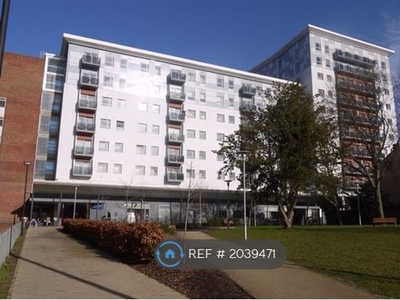 Flat to rent in Becket House, Brentwood CM14