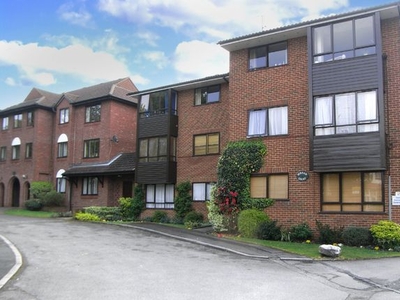 Flat to rent in Belmont Road, Leatherhead KT22