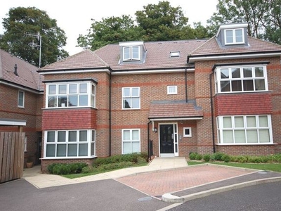 Flat to rent in Burrow Close, Watford WD17