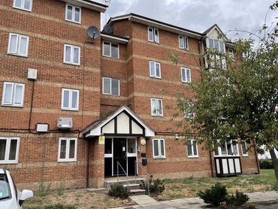 Flat to rent in Chandlers Drive, Erith DA8