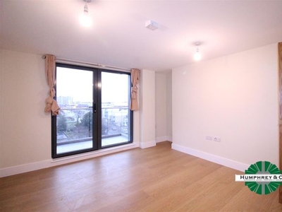 Flat to rent in Charter House, High Road, Ilford IG1