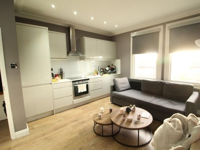 Flat to rent in Chestnut Lodge, Woodford Green IG8