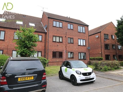 Flat to rent in Chilworth Gate, Silverfield, Broxbourne EN10