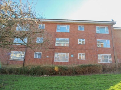 Flat to rent in Church End, Harlow CM19