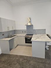 Flat to rent in Crosby Road South, Seaforth, Liverpool L21