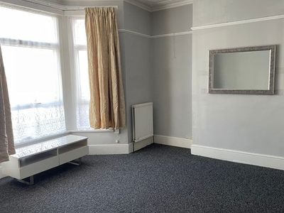 Flat to rent in Dudley Road, Ilford IG1