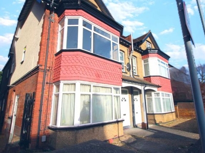 Flat to rent in Dunstable Road, Luton LU4