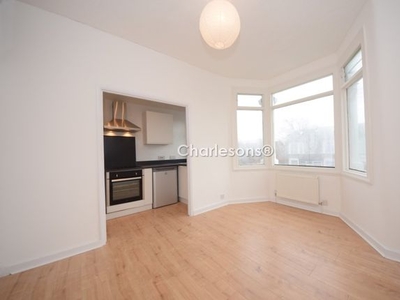 Flat to rent in Empress Avenue, Cranbrook, Ilford IG1
