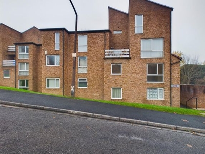 Flat to rent in Frizley Gardens, Bradford BD9