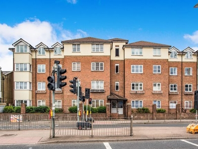 Flat to rent in Gladesmere Court, Watford WD24