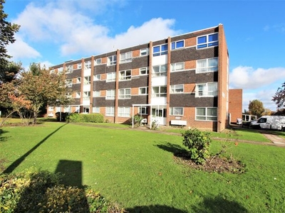 Flat to rent in Heathdene, Chase Side, Southgate N14