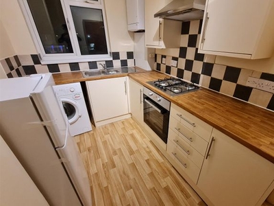 Flat to rent in High Road, Goodmayes, Ilford IG3