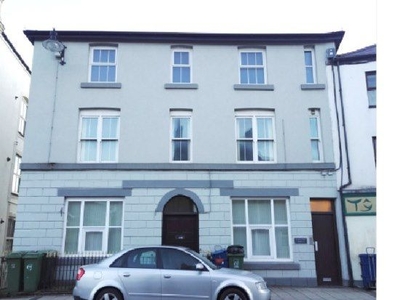 Flat to rent in High Street, Bangor LL57