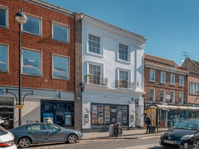 Flat to rent in High Street, High Wycombe HP11