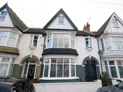 Flat to rent in Leighton Avenue, Leigh-On-Sea SS9