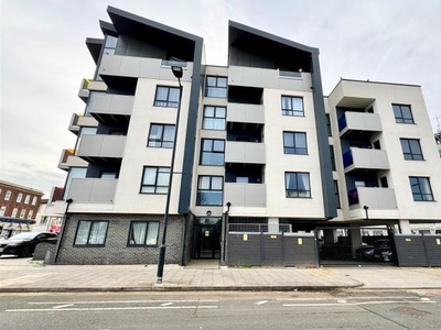 Flat to rent in London Road, Southend-On-Sea SS1