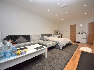 Flat to rent in Longwood Gardens, Clayhall, Ilford, London IG5