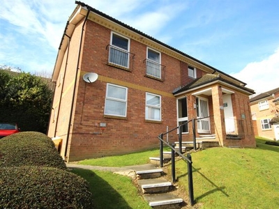 Flat to rent in Lower Furney Close, High Wycombe HP13