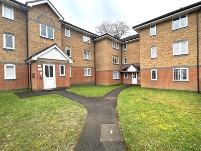 Flat to rent in Masefield Gardens, Crowthorne, Berkshire RG45