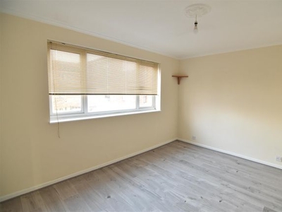 Flat to rent in Middlefields, Forestdale, Croydon CR0