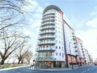 Flat to rent in Orchard Place, Southampton SO14