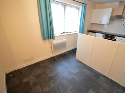 Flat to rent in Penney Close, Wigston LE18