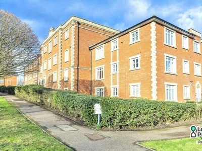 Flat to rent in Reed Drive, Redhill, Surrey RH1