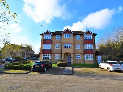 Flat to rent in Stafford Place, Horley RH6