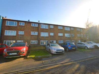 Flat to rent in Stratfield Road, Slough SL1