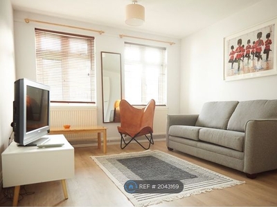 Flat to rent in Brookmead Court, London N20
