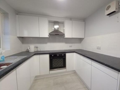 Flat to rent in Troutbeck Close, Slough SL2