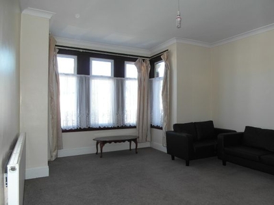 Flat to rent in Warwick Gardens, Ilford, Essex IG1
