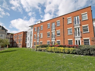 Flat to rent in Waters Edge, Canterbury CT1