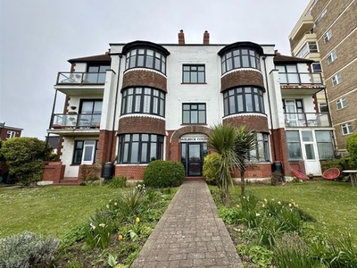 Flat to rent in Welbeck Court, Kingsway, Hove BN3