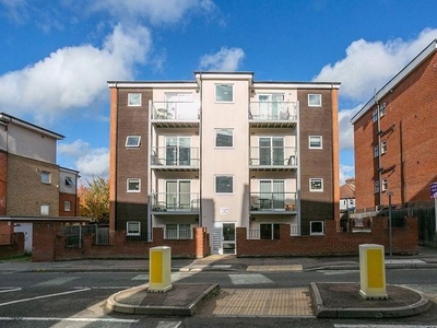 Flat to rent in Whippendell Road, Watford WD18