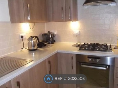Flat to rent in Woodfield Road, Crawley RH10