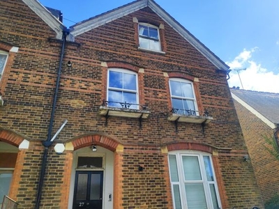 Flat to rent in Woodlands Road, Redhill RH1