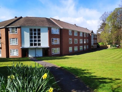 Flat to rent in Wray Common Road, Reigate RH2