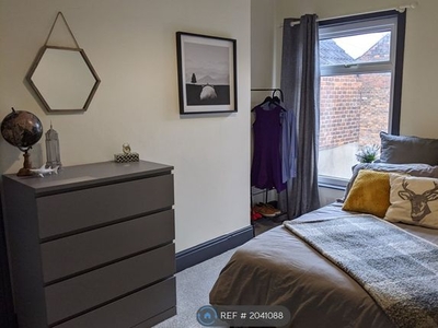 Room to rent in Bedroom Three 24 Queensgate Street, Hull HU3