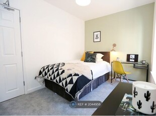 Room to rent in Euston Grove, Prenton CH43