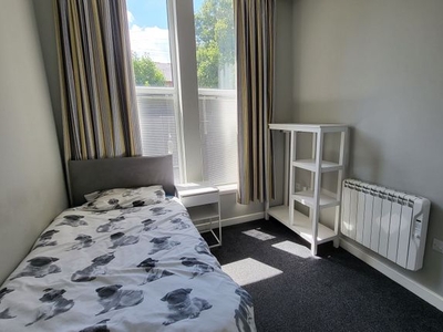 Room to rent in Room 2, 2-4 Auckland Road, Doncaster DN2