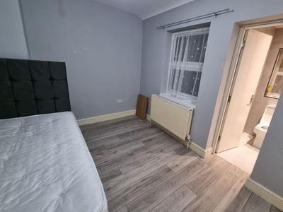 Room to rent in Stary Road, London, London RM10
