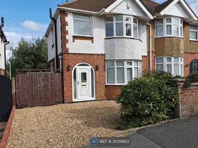 Semi-detached house to rent in Somerset Avenue, Luton LU2