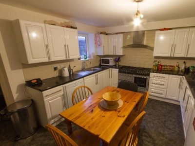 Shared accommodation to rent in Queens Road, Hyde Park, Leeds LS6