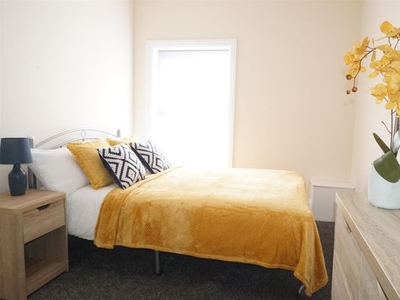Shared accommodation to rent in Room 5, 326 Beverley Road, Hull HU5